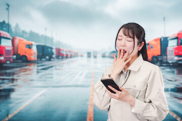 若い女性のトラックドライバー