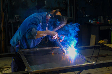 Trabajo taller Herror, chispas y fuego, soldando y cortando hierro