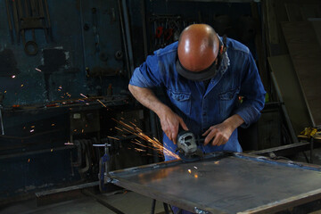 Trabajo taller Herror, chispas y fuego, soldando y cortando hierro