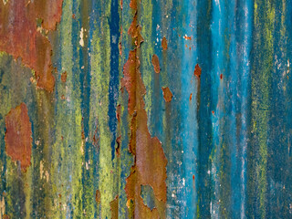 Alter Lack blättert ab von rostigem Metall