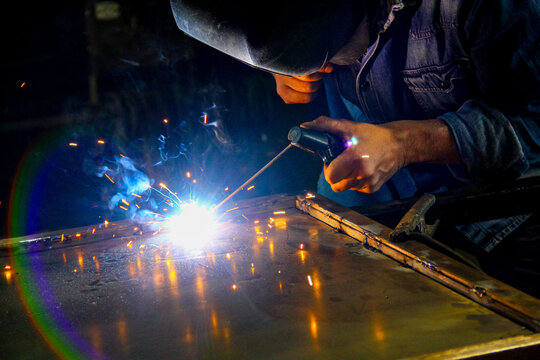 Trabajo taller Herror, chispas y fuego, soldando y cortando hierro