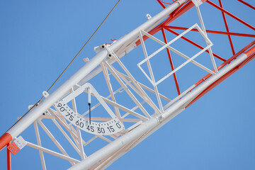 クライミングクレーンのムーブの接写。建設現場のイメージ