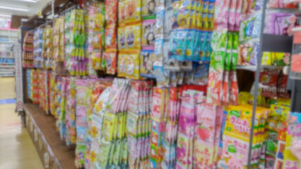 スーパーマーケットの駄菓子コーナー。ぼかしのかかった写真