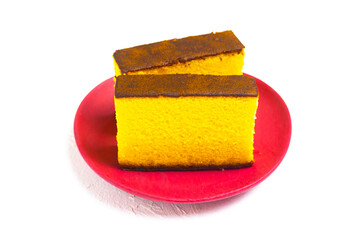 赤い皿の上のカステラ