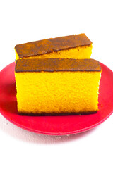 赤い皿の上のカステラ