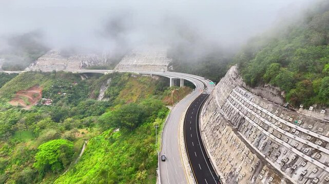 Video a&eacute;reo realizado con drone sobre la nueva v&iacute;a que pertenece a la "Conexi&oacute;n Pac&iacute;fico 1" unidad Funcional 2 en  las zonas rurales de los municipios de Amag&aacute; y Titirib&iacute;, Antioquia, Colombia.
