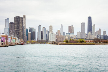 Fototapeta premium Chicago skyline and Navy Pier from lake Michigan on a cloudy spring day