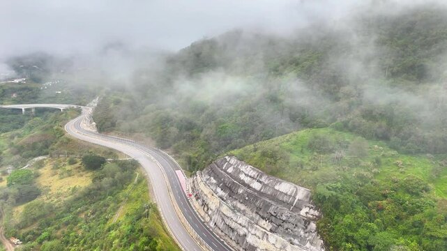 Video a&eacute;reo realizado con drone sobre la nueva v&iacute;a que pertenece a la "Conexi&oacute;n Pac&iacute;fico 1" unidad Funcional 2 en  las zonas rurales de los municipios de Amag&aacute; y Titirib&iacute;, Antioquia, Colombia.
