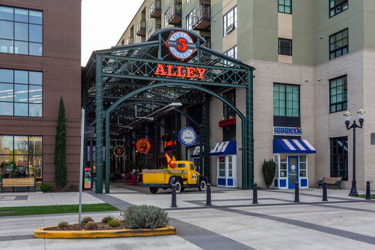 Alley entrance on the Public Market on the 5th street in Eugene, Oregon