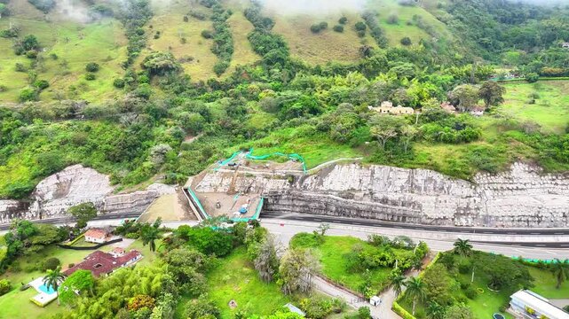 Video a&eacute;reo realizado con drone sobre la nueva v&iacute;a que pertenece a la "Conexi&oacute;n Pac&iacute;fico 1" unidad Funcional 2 en  las zonas rurales de los municipios de Amag&aacute; y Titirib&iacute;, Antioquia, Colombia.
