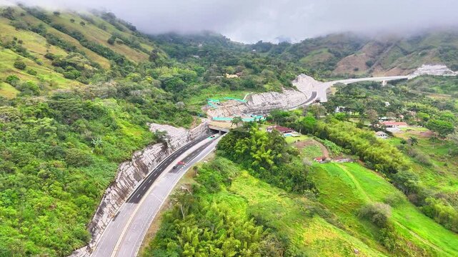 Video a&eacute;reo realizado con drone sobre la nueva v&iacute;a que pertenece a la "Conexi&oacute;n Pac&iacute;fico 1" unidad Funcional 2 en  las zonas rurales de los municipios de Amag&aacute; y Titirib&iacute;, Antioquia, Colombia.
