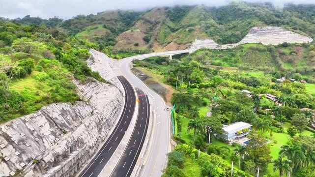 Video a&eacute;reo realizado con drone sobre la nueva v&iacute;a que pertenece a la "Conexi&oacute;n Pac&iacute;fico 1" unidad Funcional 2 en  las zonas rurales de los municipios de Amag&aacute; y Titirib&iacute;, Antioquia, Colombia.
