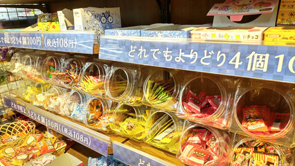 スーパーマーケットの駄菓子コーナー。ぼかしのかかった写真