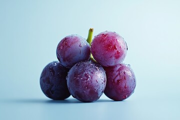 Obraz premium Fresh cluster of purple grapes with water droplets shown