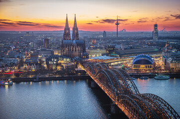Fototapeta premium Cologne skyline at Dusk during spring time