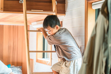 コテージのロフト・屋根裏部屋の梯子を降りる男の子
