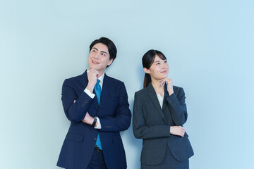 考え事をするビジネスパーソン