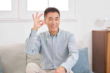 シニア男性　OKサイン　リビング