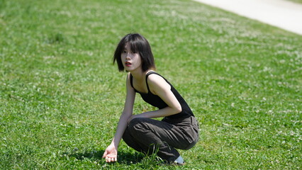 キャミソール姿の若い女性