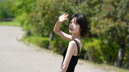 キャミソール姿の若い女性