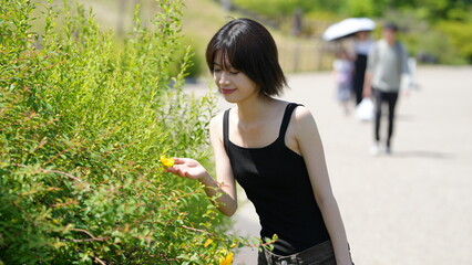 キャミソール姿の若い女性
