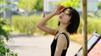 キャミソール姿の若い女性