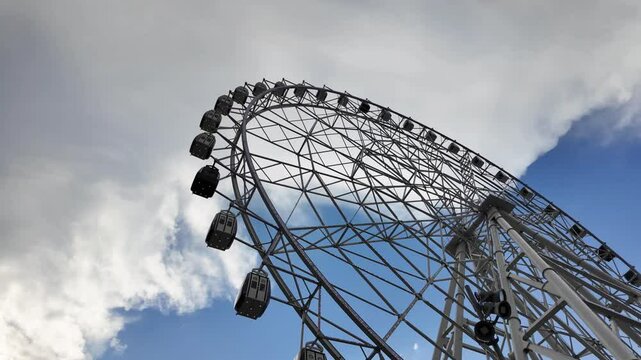 Noria en parque de diversiones, Ciudad de m&eacute;xico, turismo y aventura.