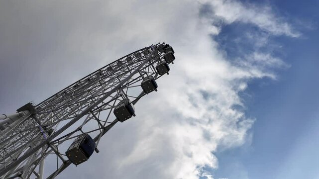 Noria en parque de diversiones, Ciudad de m&eacute;xico, turismo y aventura.