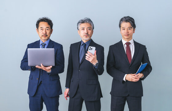DX、シニア、ミドルエイジ、デジタルトランスフォーメーション、スマホ、パソコン、タブレット、ユーザー、活用、ビジネスパーソン、ビジネスマン、中高年、デジタル、デバイス、スマートフォン、PC、IT、ERP、経営、ビジネス、経営者、社長、人材、アプリ、システム、クラウド、AI、モバイル、ICT、企業、チームワーク、共有、連携、仕事、会社員、サラリーマン、男性、日本人、グループ、転職、検索、インターネッ