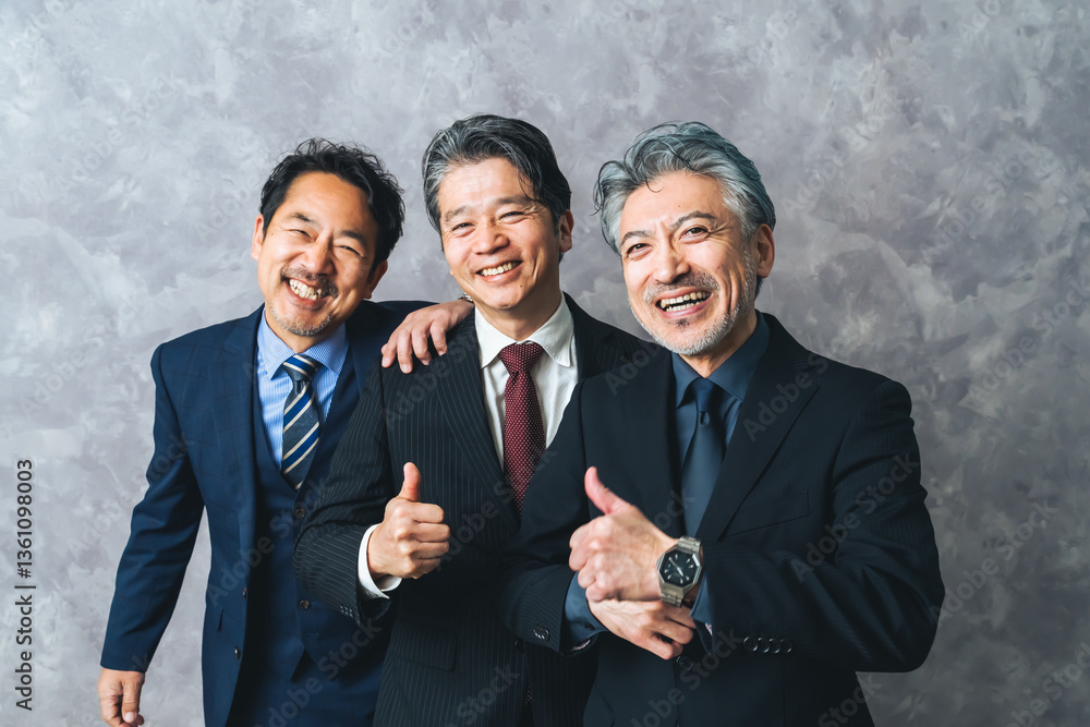Poster ミドルエイジ、男性、笑顔、ビジネスパーソン、チームワーク、友人、仲間、同僚、シニア、経営者、社長、いいね、グループ、サムアップ、スーツ、仲良し、セカンドキャリア、転職、中高年、中年、おじさん、イケオジ