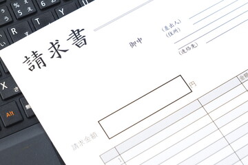 取引先に宛てた請求書を作成しているビジネスシーンのイメージ
