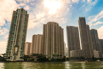 Obraz premium Skyscraper in sunset city. City skyscraper building. Residential building architecture. Brickell Key. Waterfront building architecture. Residential skyscraper. Modern waterfront building