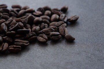焙煎したばかりで香りのよいコーヒー豆
