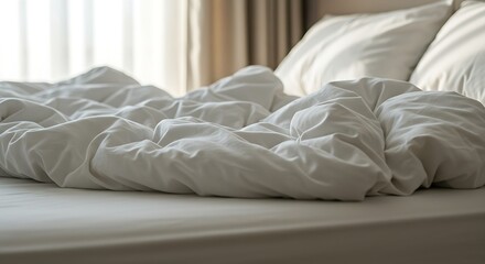 Obraz premium An unmade bed with crumpled sheets, evoking a sense of comfort and tranquility.