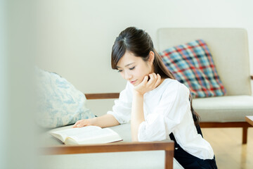 読書をする若い女性