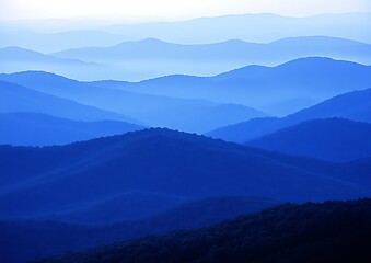 Naklejka premium Majestic blue mountain ranges receding into a misty atmospheric distance