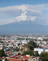 Obraz premium Views of the Popocatepetl volcano from the city of Cholula in the Puebla region of Mexico.