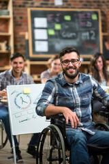 Obraz premium Professional with disability presenting innovative ideas, seated in wheelchair, colleagues listening actively in office