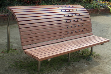 日本の公園の健康器具　背のばしベンチ