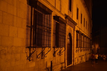 Fachada antigua por la noche