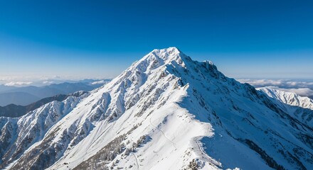 白銀の峰、輝く冬景色 雄大な山脈、空の青と対比