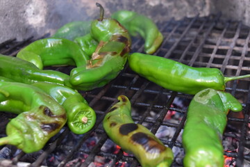 Barbacoa de pimientos verde en parrilla