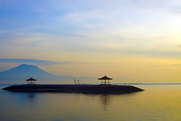Obraz premium Sanur beach in the morning with mount Agung view and the gazebo icon at sunrise. Bali, Indonesia.