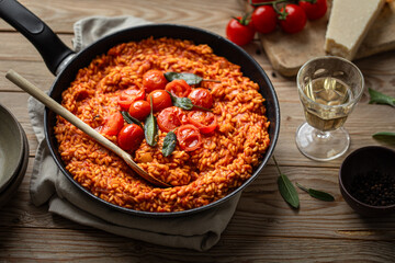 Risotto fait maison crémeux aux tomates, sauge et parmesan	
