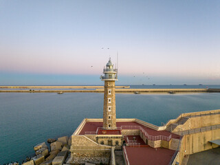 Faro del Puerto de Valencia al atardecer.