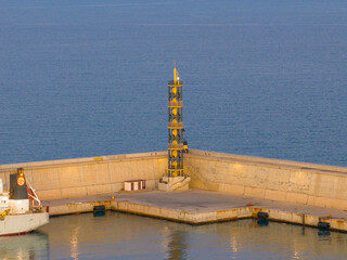 Faro del Puerto de Valencia al atardecer.