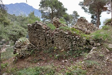 Pontone - Ruderi sul Monte Aureo lungo il sentiero per la Torre dello Ziro