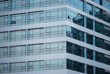 건물의 창에 하늘색이 물들었다