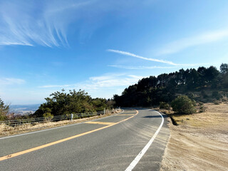 山頂付近を走る道路と青空