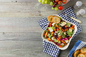 Traditional spring Italian salad with breaded chicken, camembert cheese, grapes and nuts. Served with croutons.
